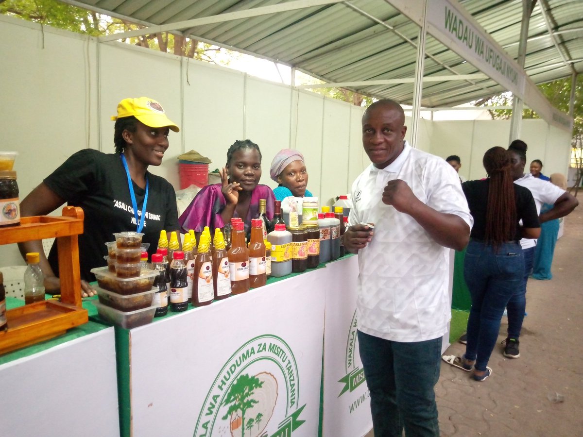 BawaAfrika's tweet photo. Famous Boxer from 🇹🇿 Karim Mandonga has reached out to entrepreneurs and sellers of honey products when he visited the @MNRT_Tanzania Pavilion at the #48th International Trade Fair (sabasaba) #Mandonga has praised Tanzanian honey after tasting it. @TFSAgency @apimondia @SilayoDos https://t.co/Til4zYgDlb