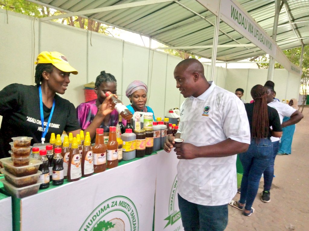 BawaAfrika's tweet photo. Famous Boxer from 🇹🇿 Karim Mandonga has reached out to entrepreneurs and sellers of honey products when he visited the @MNRT_Tanzania Pavilion at the #48th International Trade Fair (sabasaba) #Mandonga has praised Tanzanian honey after tasting it. @TFSAgency @apimondia @SilayoDos https://t.co/Til4zYgDlb