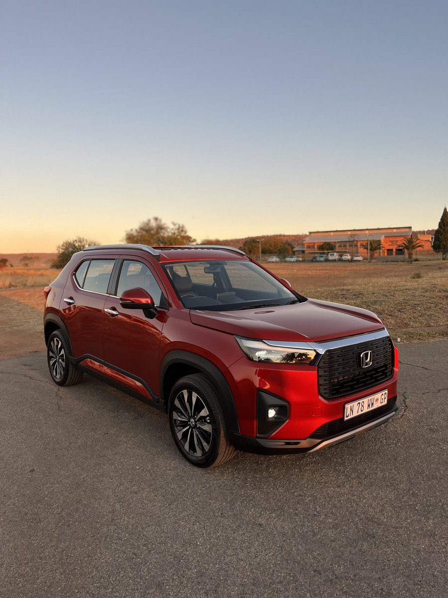 Autoreview_za's tweet photo. We’ve been spending time with the all new Elevate elegance a compact SUV from @HondaSA and I gotta say it’s a nice run around car and very fuel efficient I’ve been claiming 6.9 litres// per 100 km.

Quick facts:
•1.5 Litre engine 
•6-speed A/T
•89kw//145NM
•Priced at R430,800 https://t.co/gfIvf2qSWV