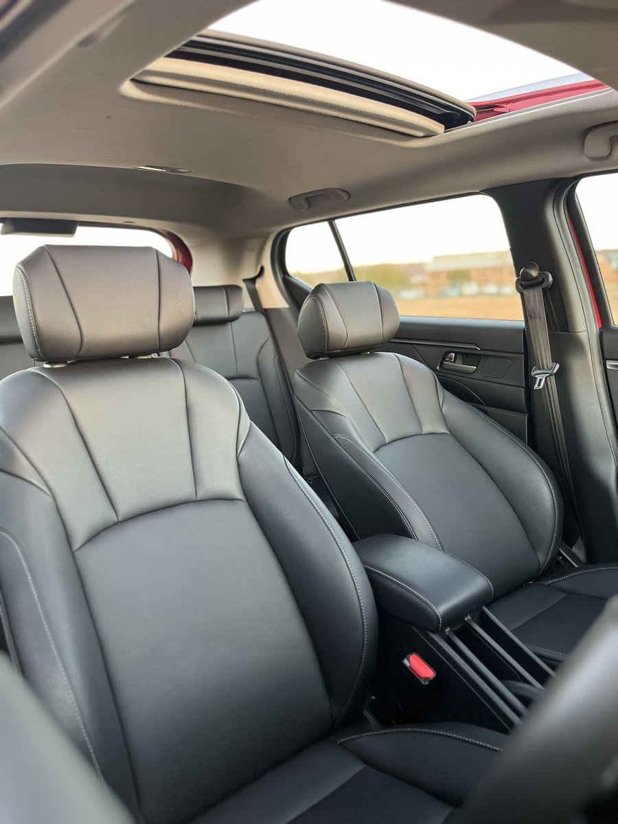 Autoreview_za's tweet photo. We’ve been spending time with the all new Elevate elegance a compact SUV from @HondaSA and I gotta say it’s a nice run around car and very fuel efficient I’ve been claiming 6.9 litres// per 100 km.

Quick facts:
•1.5 Litre engine 
•6-speed A/T
•89kw//145NM
•Priced at R430,800 https://t.co/gfIvf2qSWV