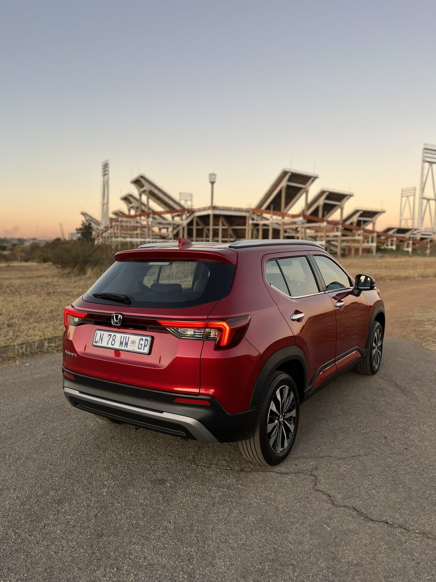 Autoreview_za's tweet photo. We’ve been spending time with the all new Elevate elegance a compact SUV from @HondaSA and I gotta say it’s a nice run around car and very fuel efficient I’ve been claiming 6.9 litres// per 100 km.

Quick facts:
•1.5 Litre engine 
•6-speed A/T
•89kw//145NM
•Priced at R430,800 https://t.co/gfIvf2qSWV