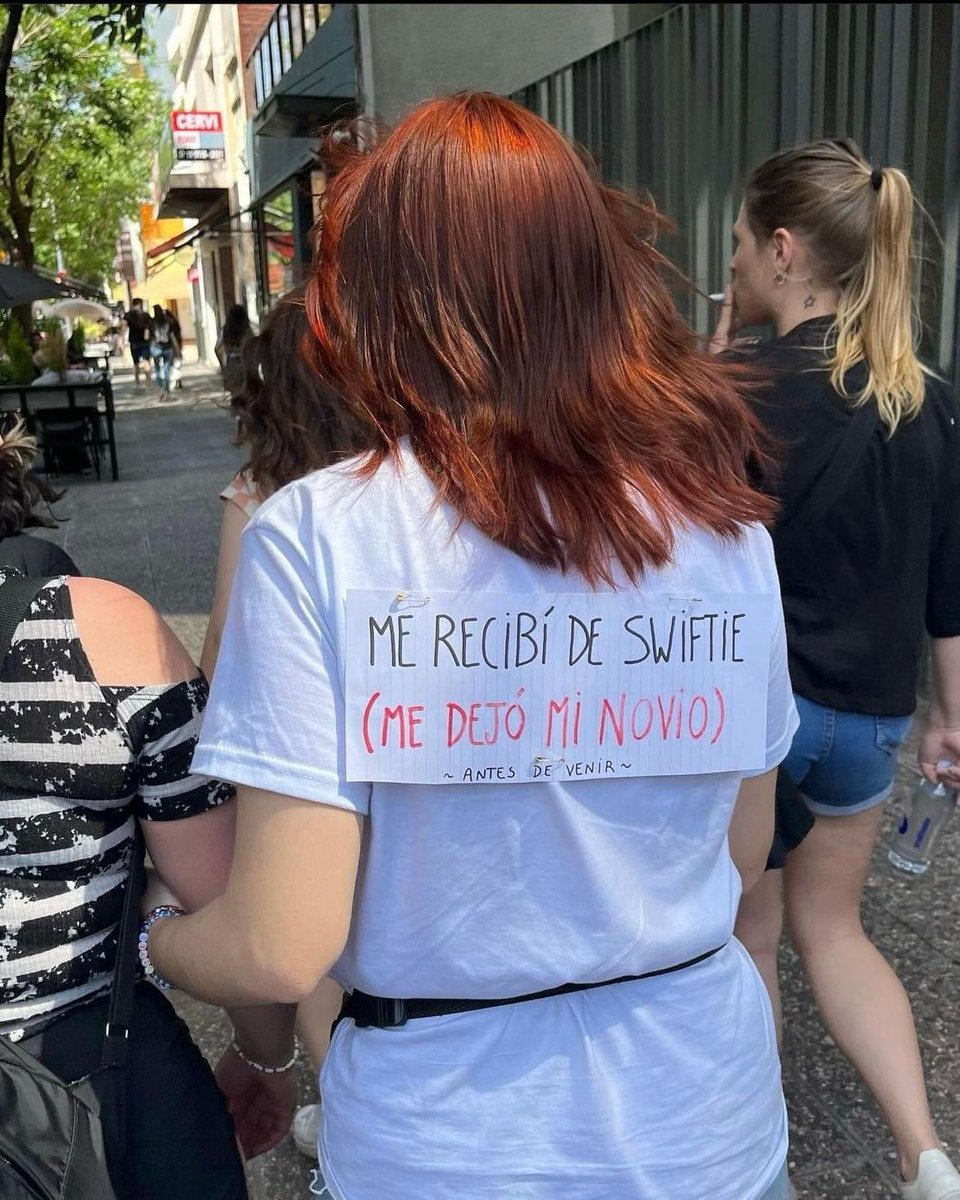 La Tia Puercaylor tweet media
