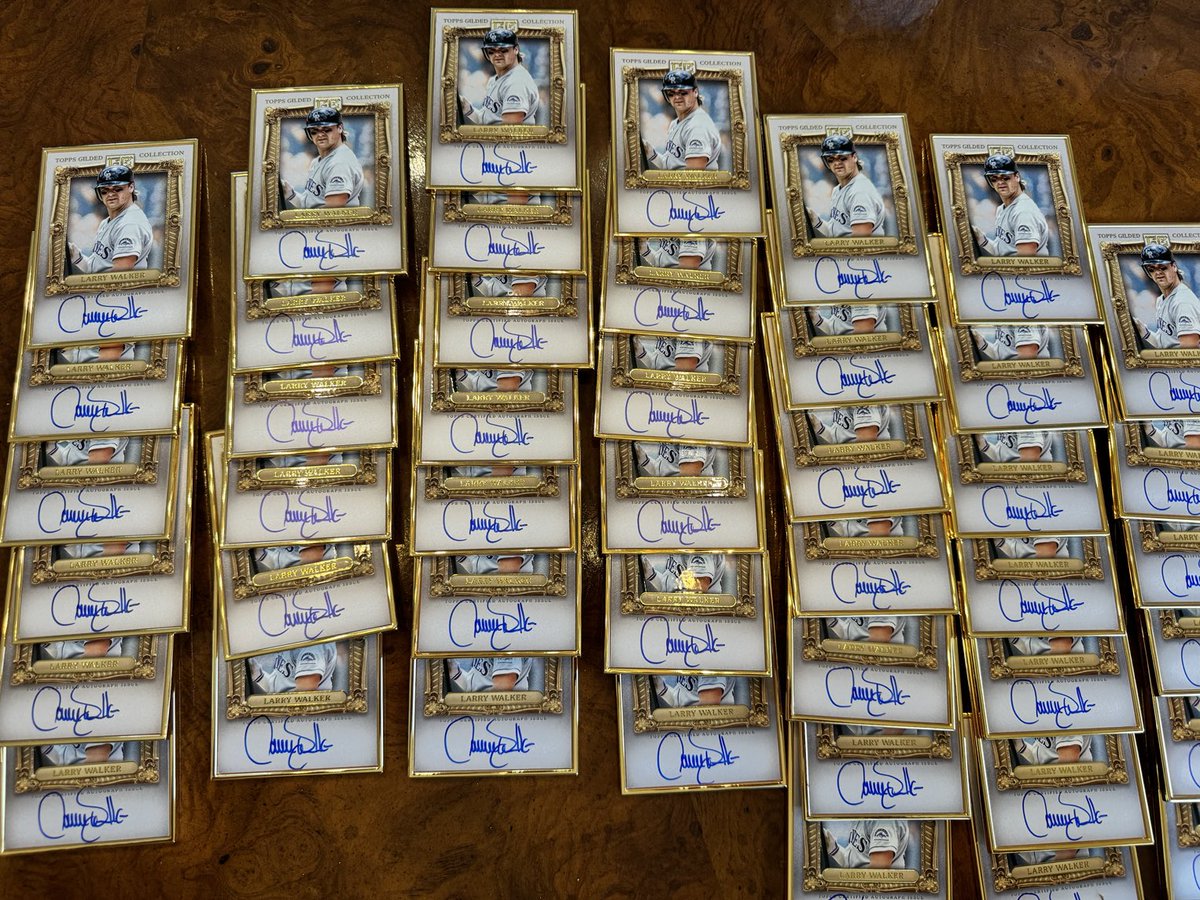 Cdnmooselips33's tweet image. When it’s too hot outside… might as well sign, sign, sign… @Topps