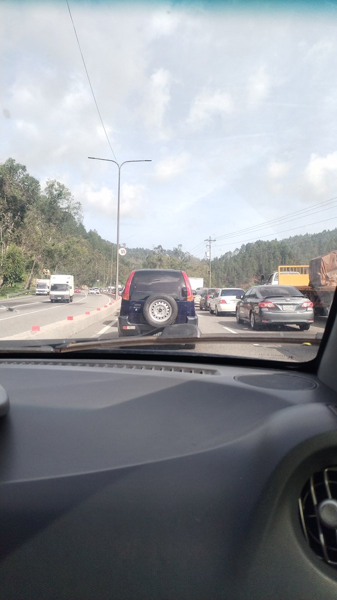 galinota's tweet photo. Hoy otra jornada de cola en la ARC saliendo de Caracas y antes del peaje. Al parecer por gandola que derramó gasoil. Qué Dios nos agarre confesado https://t.co/aTWU69En45