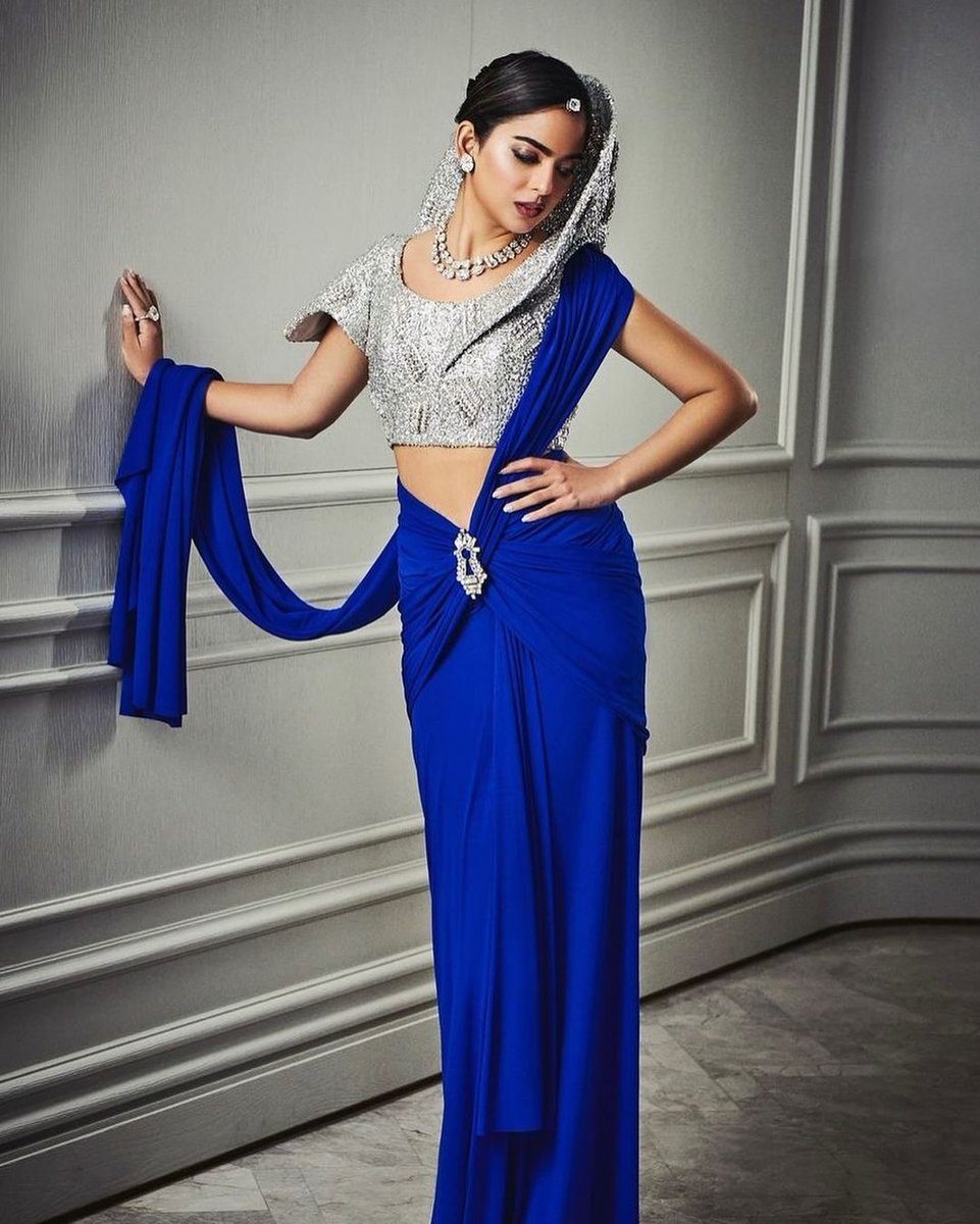 Runawayreveals's tweet photo. Isha Ambani Piramal attended Radhika Merchant and Anant Ambani’s sangeet ceremony in a bespoke @schiaparelli ensemble, styled by @anaitashroffadajania 🤩. The entrepreneur donned the first-ever sari crafted by the Italian Maison, featuring an ink-blue drape paired with a silver sculptural blouse.

#AmbaniWedding #IshaAmbani #runawayreveals #weddingfashion #stylesp 

Credit: Vogue India