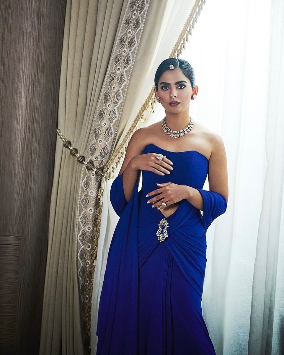 Runawayreveals's tweet photo. Isha Ambani Piramal attended Radhika Merchant and Anant Ambani’s sangeet ceremony in a bespoke @schiaparelli ensemble, styled by @anaitashroffadajania 🤩. The entrepreneur donned the first-ever sari crafted by the Italian Maison, featuring an ink-blue drape paired with a silver sculptural blouse.

#AmbaniWedding #IshaAmbani #runawayreveals #weddingfashion #stylesp 

Credit: Vogue India