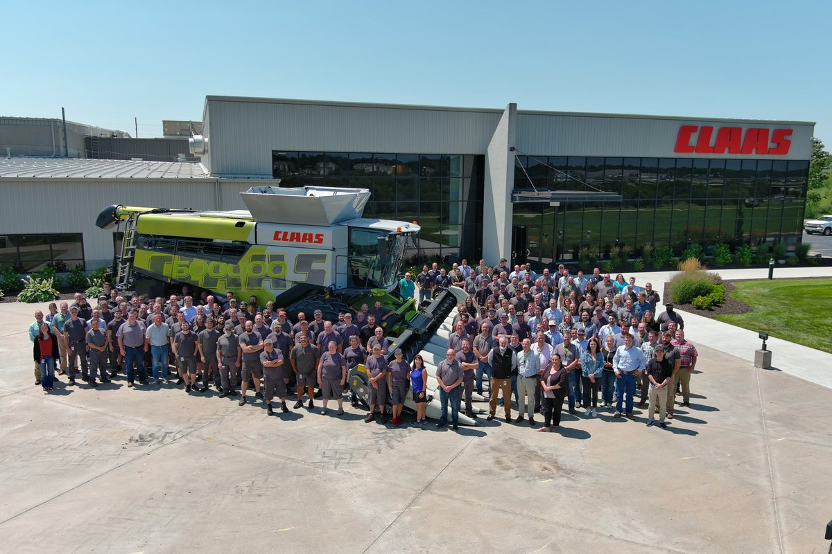 raby_eric's tweet photo. Wrapping up 3 days with our Field Team.  One of my favorite things to do and really energizes not only myself but our entire group!  Also, got our Production Team to let us take a family photo with them and that awesome 500,000th CLAAS combine.
#madeformore @CLAAS_America https://t.co/DnFCORlXcH