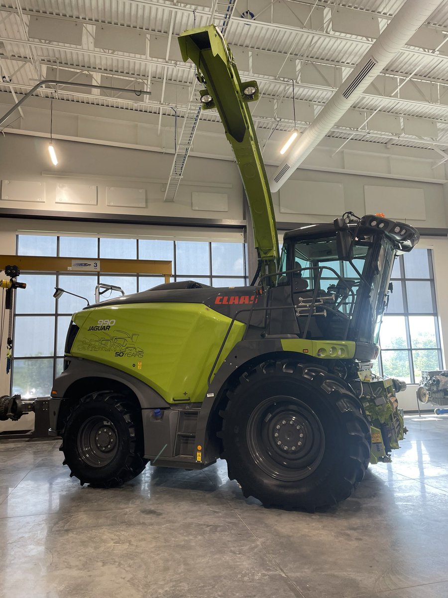 raby_eric's tweet photo. Wrapping up 3 days with our Field Team.  One of my favorite things to do and really energizes not only myself but our entire group!  Also, got our Production Team to let us take a family photo with them and that awesome 500,000th CLAAS combine.
#madeformore @CLAAS_America https://t.co/DnFCORlXcH