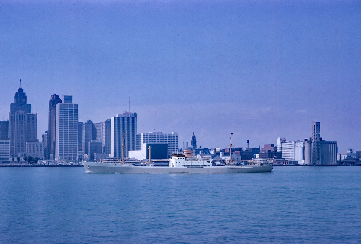 ShowMeDetroit's tweet image. The Detroit skyline has changed a lot in the past six decades!  

The left photo was taken in August, 1963 by Bill Yagerlener.  The right photo comes from a recent posting by the GM Ren Cen (slightly trimmed for this posting) and shows the 2024 skyline.  

Vive la différence!