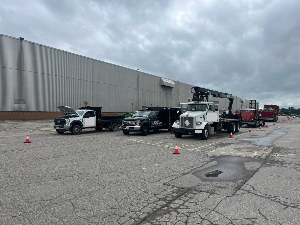 HRPS_Traffic's tweet photo. It is @CVSA #OperationSafeDriverWeek and our @HRPSCMV unit is participating in a multi agency inspection blitz to make sure commercial motor vehicles on our shared roadways are in a safe operating condition.  #RoadSafety ^MRT https://t.co/mUON6E60aC