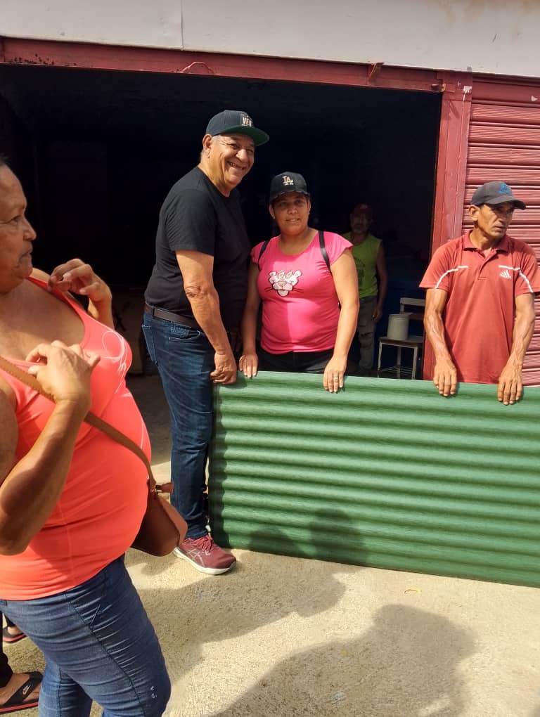 15 Familias beneficiadas gracias al apoyo del Presidente Nicolás Maduro 

Este jueves 11 de julio, en su acostumbrada jornada  semanal de atención al pueblo, el Alcalde Cruz Lairet, entregó láminas de techo para beneficio de 15 Familias del municipio García.
#ConLaFuerzaDelPueblo