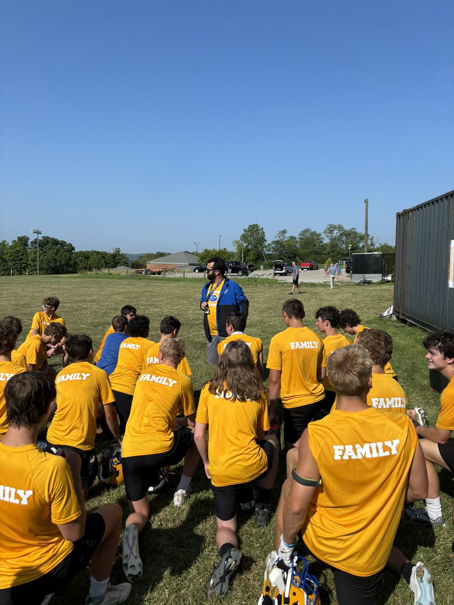 MariemontFB's tweet photo. Thank you to @CneRockets for coming out to @Mariemont_HS for a great morning of 7v7 competition!! 

Another step closer towards the season! Congrats to @TalonVianello and @GGeorgostathis on earning their helmet stripes off today!! Hard work pays off!

#faMily
#GoWarriors https://t.co/wE2X2Pl3FO