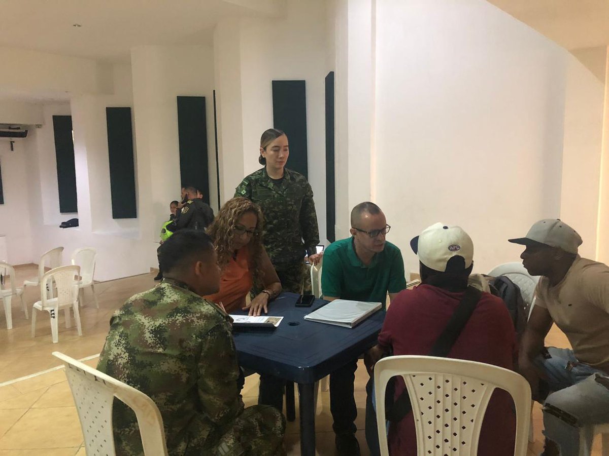 CCOETFFMM's tweet photo. El #CCOET, a través de su Departamento de Apoyo a la Transición, ha realizado jornadas de caracterización en coordinación con la #UARIV. Estas tienen como finalidad acreditar a los integrantes de las @FuerzasMilCol y de la Policía Nacional que no están incluidos en el Registro Único de Víctimas (RUV) y que sufrieron algún hecho victimizante, pero aún no han realizado su declaración.

Durante este semestre, más de 600 militares víctimas y sus familias se han inscrito en el Registro Único de Víctimas (RUV).

#RendiCuentas2024