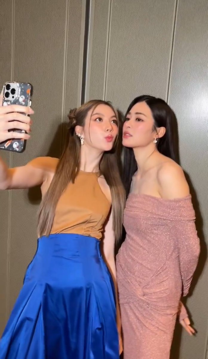 shelovezenglot's tweet photo. They're insanely beautiful ❤️🔥 #รายการตี10 #Atten #ตีสิบ
#เจ้าความรักเจ้าหัวใจ #หลิงออม #LingOrm #ใจซ่อนรัก #TheSecretofUS https://t.co/8SOxqM0MYR