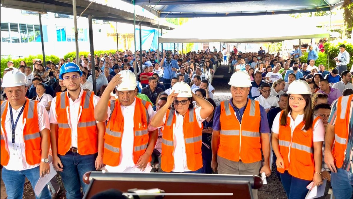 MundoDigitalSV1's tweet photo. #Nacionales || En respuesta a la #AlertaRoja por dengue, el Ministro de Trabajo @RolandoCastroSv  ha anunciado un conjunto de acciones para combatir la enfermedad en el entorno laboral. La semana pasada, se coordinó con los Comités de Seguridad y Salud Ocupacional de todo el país para promover medidas preventivas en los lugares de trabajo.

La segunda fase del plan consistirá en verificar que las empresas e instituciones cumplan rigurosamente con estas medidas y mantengan activos sus comités, asegurando que los programas de seguridad ocupacional se ajusten a la ley. Además, se incluirán acciones específicas para erradicar el mosquito transmisor del dengue.

"Nuestros colaboradores realizarán inspecciones exhaustivas a nivel nacional con el único objetivo de salvaguardar la vida y salud de la clase trabajadora", declaró el Ministro. Los resultados de estas inspecciones serán compartidos próximamente.

Este esfuerzo es parte del compromiso del gobierno de @nayibbukele para enfrentar la emergencia sanitaria y proteger a la población trabajadora.