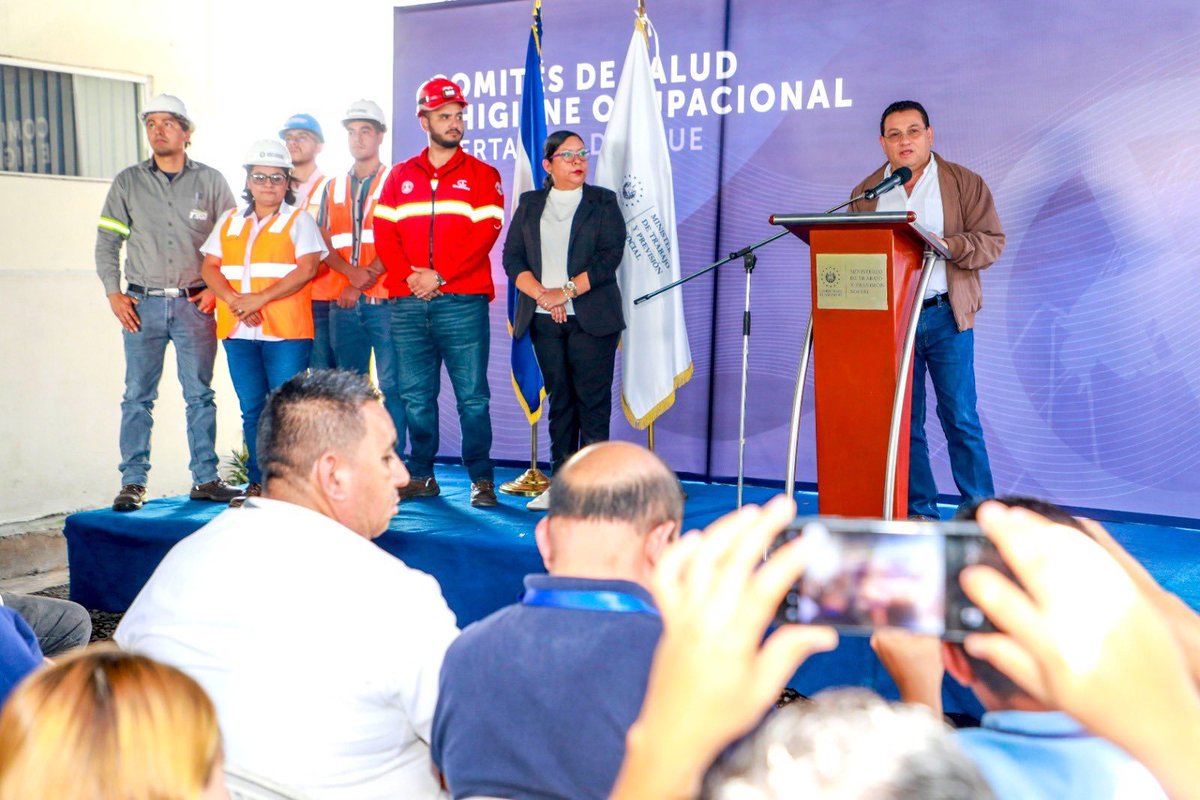 MundoDigitalSV1's tweet photo. #Nacionales || En respuesta a la #AlertaRoja por dengue, el Ministro de Trabajo @RolandoCastroSv  ha anunciado un conjunto de acciones para combatir la enfermedad en el entorno laboral. La semana pasada, se coordinó con los Comités de Seguridad y Salud Ocupacional de todo el país para promover medidas preventivas en los lugares de trabajo.

La segunda fase del plan consistirá en verificar que las empresas e instituciones cumplan rigurosamente con estas medidas y mantengan activos sus comités, asegurando que los programas de seguridad ocupacional se ajusten a la ley. Además, se incluirán acciones específicas para erradicar el mosquito transmisor del dengue.

"Nuestros colaboradores realizarán inspecciones exhaustivas a nivel nacional con el único objetivo de salvaguardar la vida y salud de la clase trabajadora", declaró el Ministro. Los resultados de estas inspecciones serán compartidos próximamente.

Este esfuerzo es parte del compromiso del gobierno de @nayibbukele para enfrentar la emergencia sanitaria y proteger a la población trabajadora.