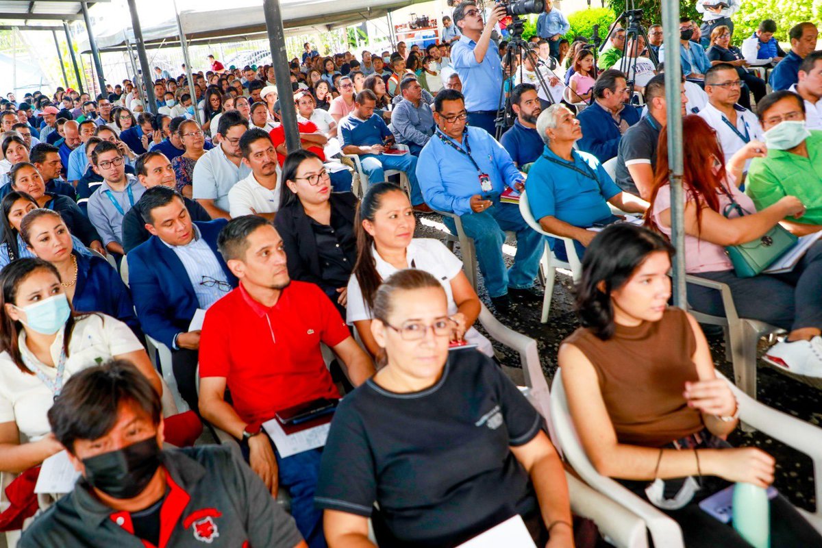 MundoDigitalSV1's tweet photo. #Nacionales || En respuesta a la #AlertaRoja por dengue, el Ministro de Trabajo @RolandoCastroSv  ha anunciado un conjunto de acciones para combatir la enfermedad en el entorno laboral. La semana pasada, se coordinó con los Comités de Seguridad y Salud Ocupacional de todo el país para promover medidas preventivas en los lugares de trabajo.

La segunda fase del plan consistirá en verificar que las empresas e instituciones cumplan rigurosamente con estas medidas y mantengan activos sus comités, asegurando que los programas de seguridad ocupacional se ajusten a la ley. Además, se incluirán acciones específicas para erradicar el mosquito transmisor del dengue.

"Nuestros colaboradores realizarán inspecciones exhaustivas a nivel nacional con el único objetivo de salvaguardar la vida y salud de la clase trabajadora", declaró el Ministro. Los resultados de estas inspecciones serán compartidos próximamente.

Este esfuerzo es parte del compromiso del gobierno de @nayibbukele para enfrentar la emergencia sanitaria y proteger a la población trabajadora.