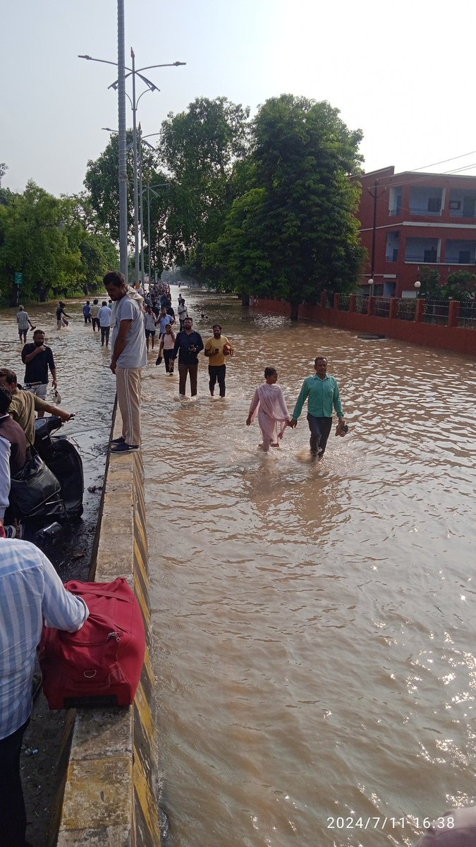 DeepakM87642986's tweet photo. जनपद शाहजहांपुर में बाढ़ की बजह से अधिक रास्ते बंद हैँ कृपया प्रशासन के दिशानिर्देशों का पालन करें सुरक्षित निकलें
प्रशासन का सहयोग करें।
प्रभु श्री राम जी कृपा करें https://t.co/kLdyPc0MBh