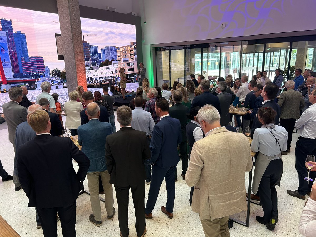 Afscheid van <a href="/baljeuj/">Jeannette Baljeu</a> als gedeputeerde van <a href="/zuid_holland/">Provincie Zuid-Holland</a>. Wat een steengoeie bestuurder. Verbindend, scherp, strategisch, bevlogen, doortastend. En bovenal een warm hart voor mensen. Dankjewel!