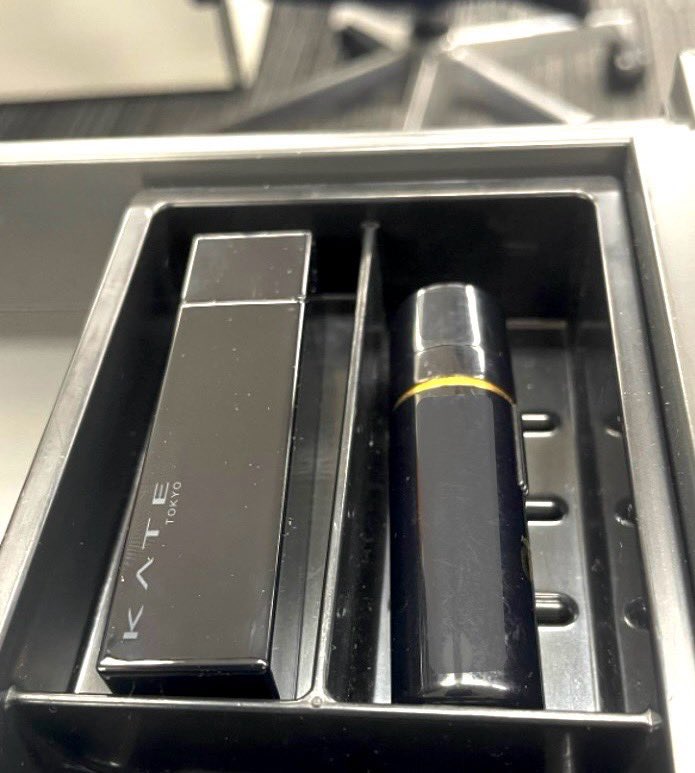 RIuhmh's tweet photo. ケイトのリップモンスターは
本当に優秀なリップです✨💄

色は可愛いし、落ちないし
忙しくてメイクが直せない時も
これさえあれば何とかなる😊
 
なので会社のデスクには
いつもこれが入っています。
でも…💦
 
急いでいると
たいてい隣のシャチハタと
間違えるので
やっぱりメイクは直せない〜😆 https://t.co/SxsDjWqG59
