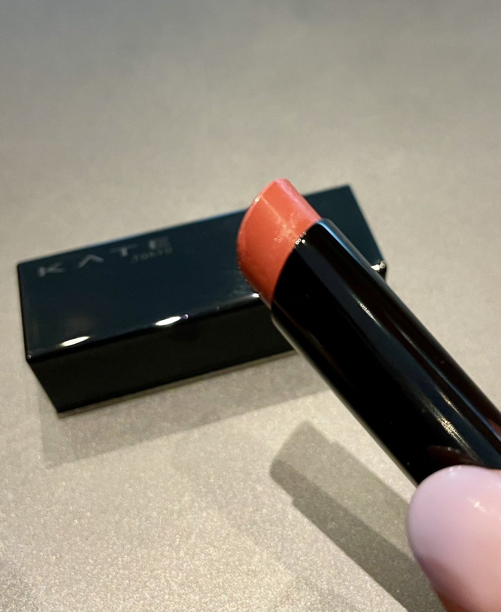 RIuhmh's tweet photo. ケイトのリップモンスターは
本当に優秀なリップです✨💄

色は可愛いし、落ちないし
忙しくてメイクが直せない時も
これさえあれば何とかなる😊
 
なので会社のデスクには
いつもこれが入っています。
でも…💦
 
急いでいると
たいてい隣のシャチハタと
間違えるので
やっぱりメイクは直せない〜😆 https://t.co/SxsDjWqG59