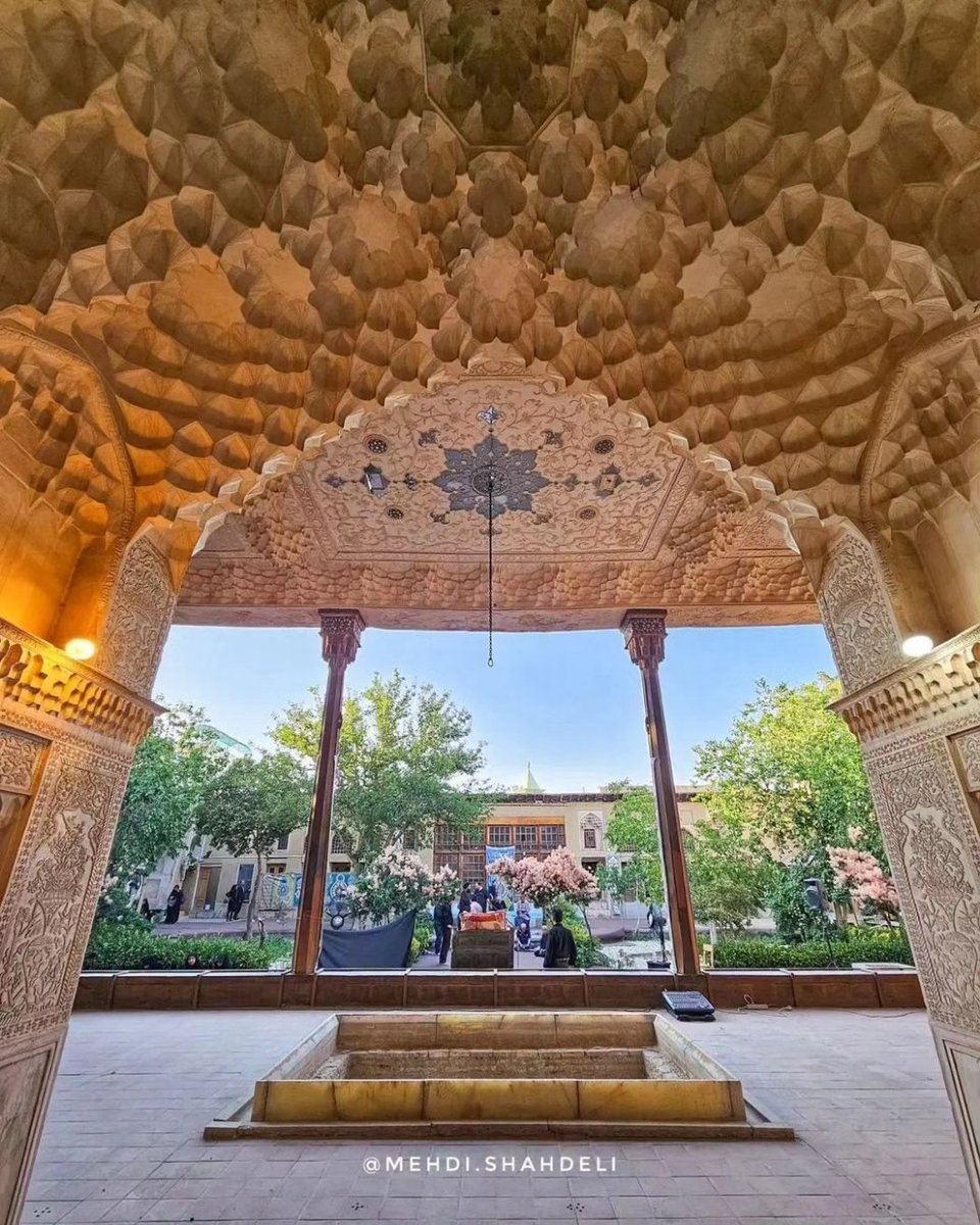 isfahan_cthh's tweet image. آیین سنتی روضه خانگی در خانه تاریخی شیخ الاسلام اصفهان. 
این آیین از گذشته تا کنون زینت‌بخش خانه‌ها بوده و ویژگی اصلی روضه خانگی سادگی ظاهری آن است به گونه ای که گاهی حتی بی‌نشان و بی‌علامت برگزار می‌شود و مردم دهان به دهان به یکدیگر از برگزاری آن خبر می‌دهند.

عکس: مهدی شاه دلی.