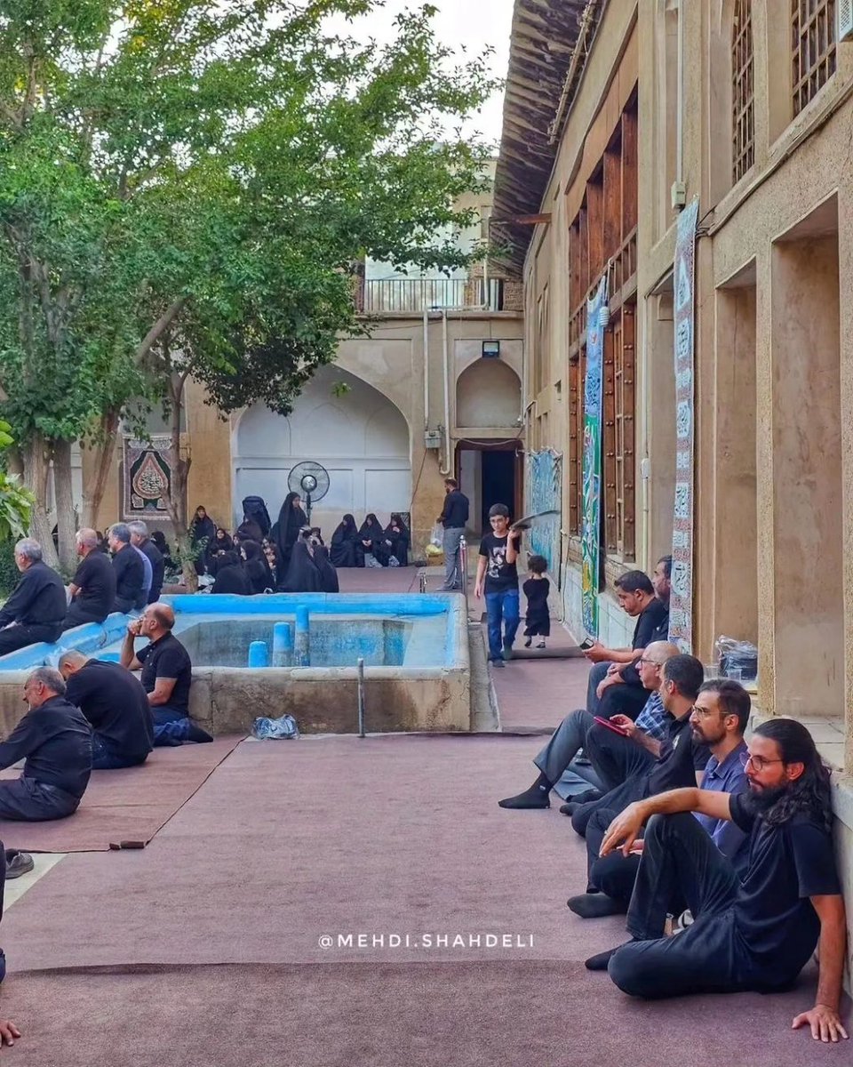 isfahan_cthh's tweet image. آیین سنتی روضه خانگی در خانه تاریخی شیخ الاسلام اصفهان. 
این آیین از گذشته تا کنون زینت‌بخش خانه‌ها بوده و ویژگی اصلی روضه خانگی سادگی ظاهری آن است به گونه ای که گاهی حتی بی‌نشان و بی‌علامت برگزار می‌شود و مردم دهان به دهان به یکدیگر از برگزاری آن خبر می‌دهند.

عکس: مهدی شاه دلی.