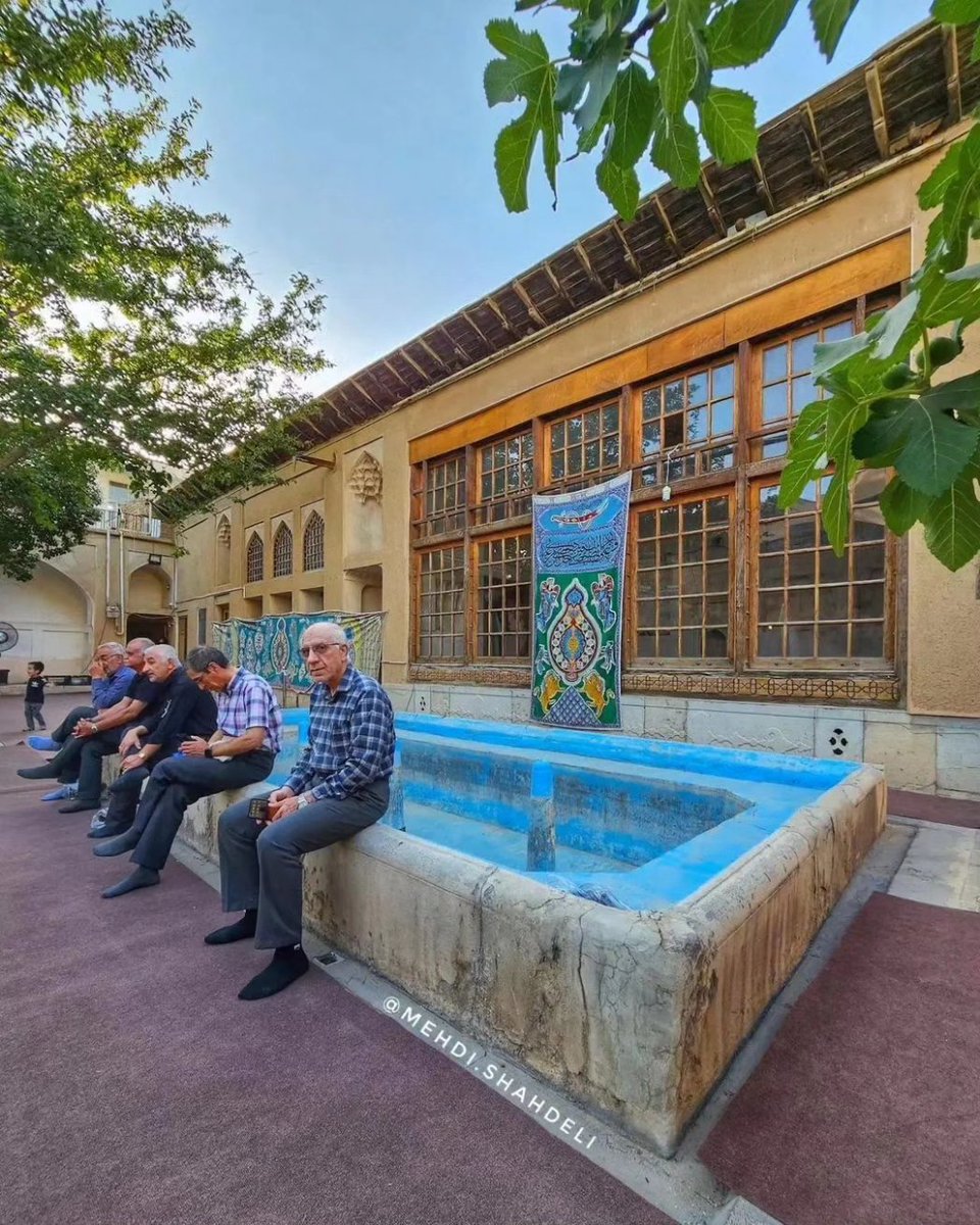 isfahan_cthh's tweet image. آیین سنتی روضه خانگی در خانه تاریخی شیخ الاسلام اصفهان. 
این آیین از گذشته تا کنون زینت‌بخش خانه‌ها بوده و ویژگی اصلی روضه خانگی سادگی ظاهری آن است به گونه ای که گاهی حتی بی‌نشان و بی‌علامت برگزار می‌شود و مردم دهان به دهان به یکدیگر از برگزاری آن خبر می‌دهند.

عکس: مهدی شاه دلی.