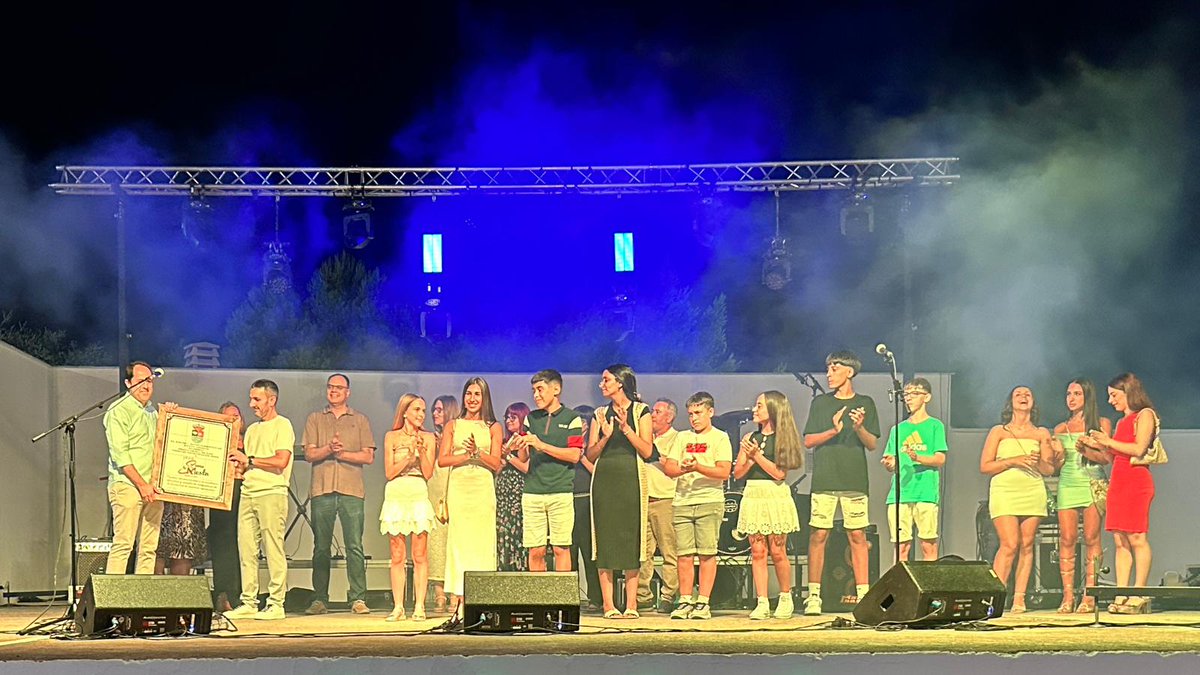 IESO_SlaMesta's tweet photo. Cerramos este maravilloso curso con un broche de oro. Ha sido un honor haber sido los pregoneros para inaugurar las Fiestas en honor a la patrona del pueblo Santa Amalia. Gracias al Ayuntamiento por poner en valor la educación y hacer comunidad educativa. 
Viva Santa Amalia. https://t.co/ROCoKW1Ue8
