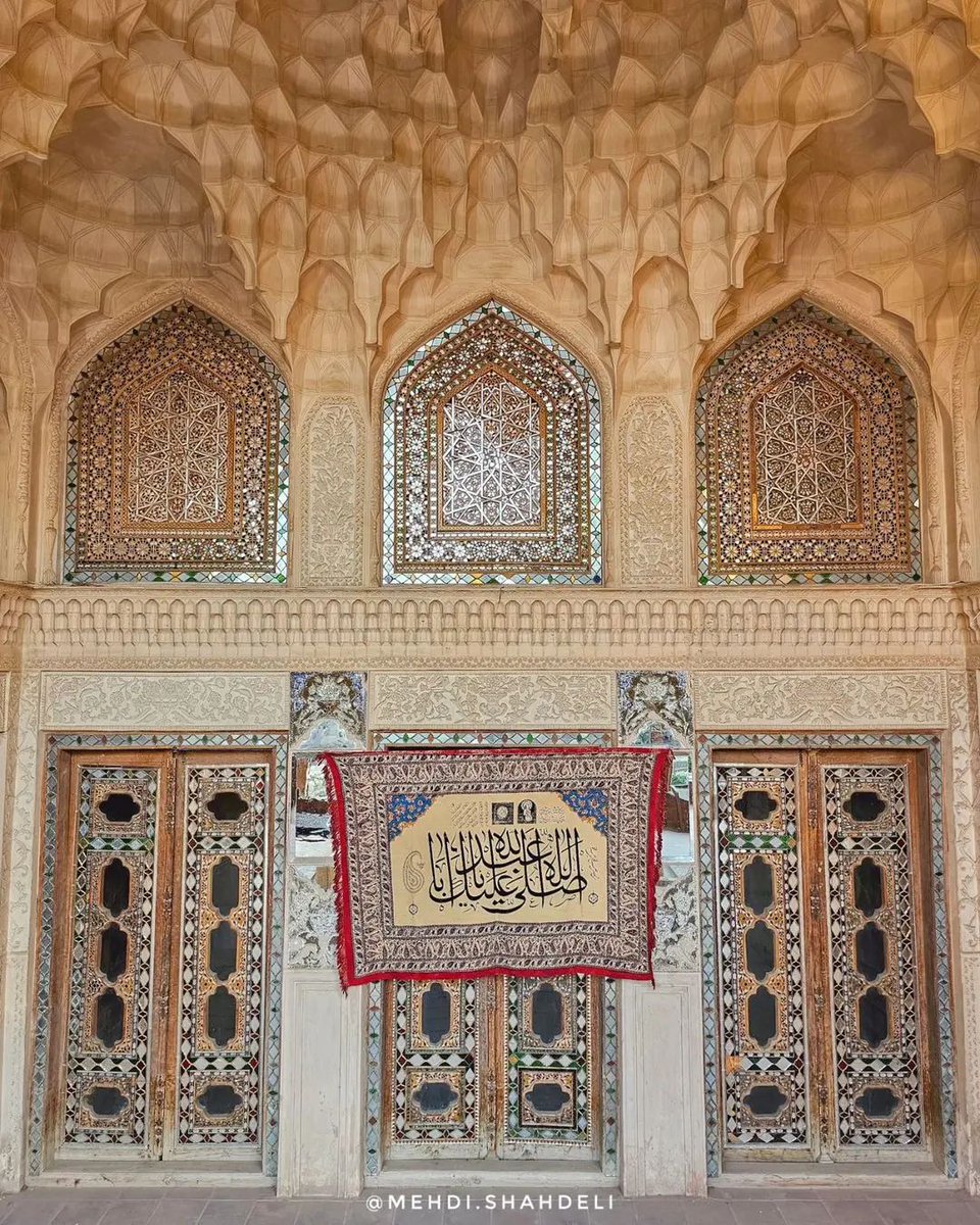 isfahan_cthh's tweet image. آیین سنتی روضه خانگی در خانه تاریخی شیخ الاسلام اصفهان. 
این آیین از گذشته تا کنون زینت‌بخش خانه‌ها بوده و ویژگی اصلی روضه خانگی سادگی ظاهری آن است به گونه ای که گاهی حتی بی‌نشان و بی‌علامت برگزار می‌شود و مردم دهان به دهان به یکدیگر از برگزاری آن خبر می‌دهند.

عکس: مهدی شاه دلی.