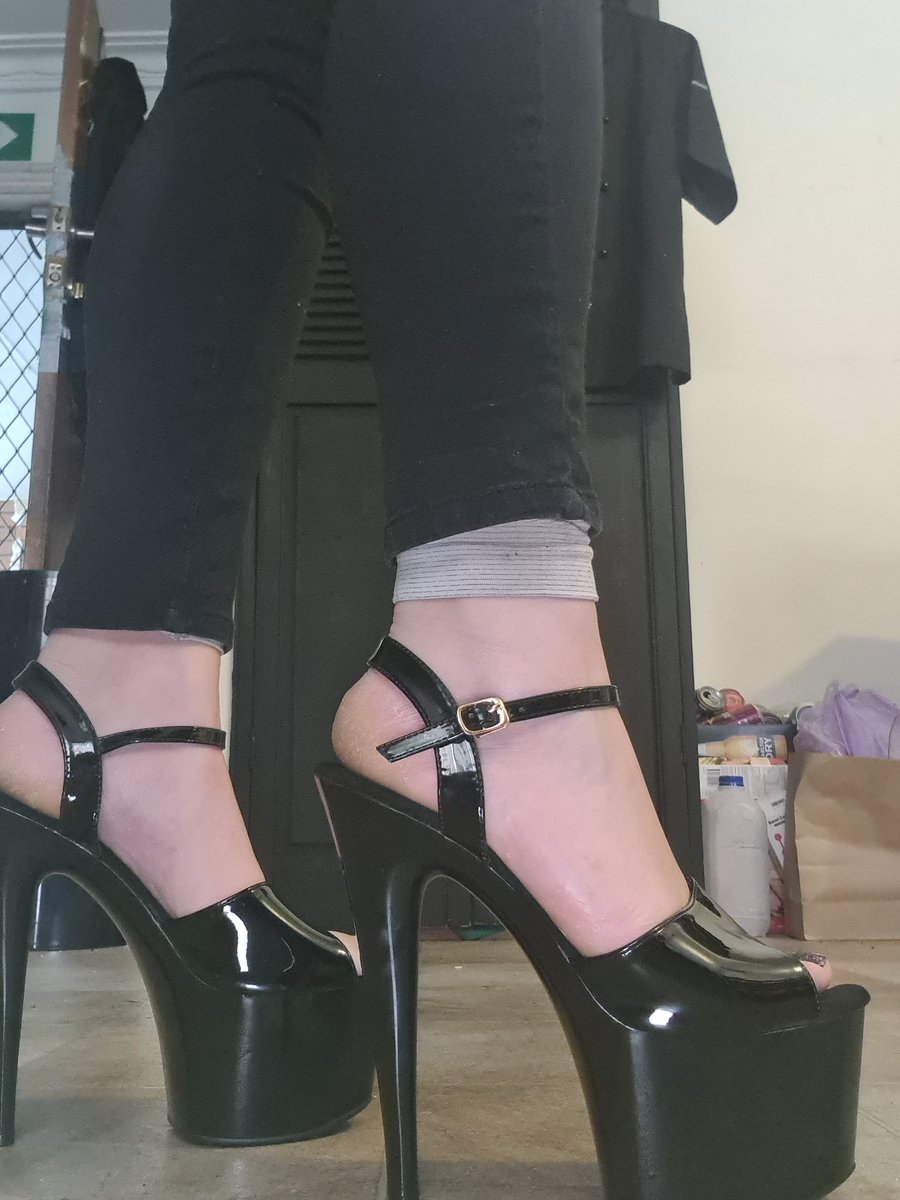 M1stress_Mayhem's tweet photo. You better get used to this view, it's the last one you will get before I trample you from your teeny weeny pieny 🍆 to your dripping and drooling mouth 🤤
#femdom #M1stressMayhem #AussieGoddess #FinDom #GetKinkyPerth #Trampling #footworshi̇p #HighHeels #stilettos #Dominatrix https://t.co/MoK7P5r9gs