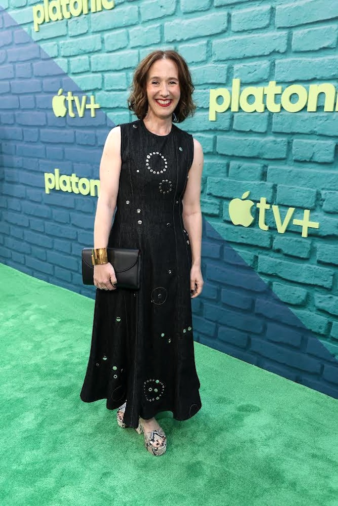 CreativeScreen's tweet image. Rose Byrne stars as Sylvia, a stay-at-home mom of three who is married to Charlie (Luke Macfarlane), a lawyer. She reconnects with her old friend Will, played by Seth Rogen, who is recently divorced - #Platonic #FrancescaDelbianco #NicholasStoller shorturl.at/rblmI