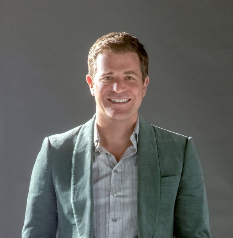 CreativeScreen's tweet image. Rose Byrne stars as Sylvia, a stay-at-home mom of three who is married to Charlie (Luke Macfarlane), a lawyer. She reconnects with her old friend Will, played by Seth Rogen, who is recently divorced - #Platonic #FrancescaDelbianco #NicholasStoller shorturl.at/rblmI