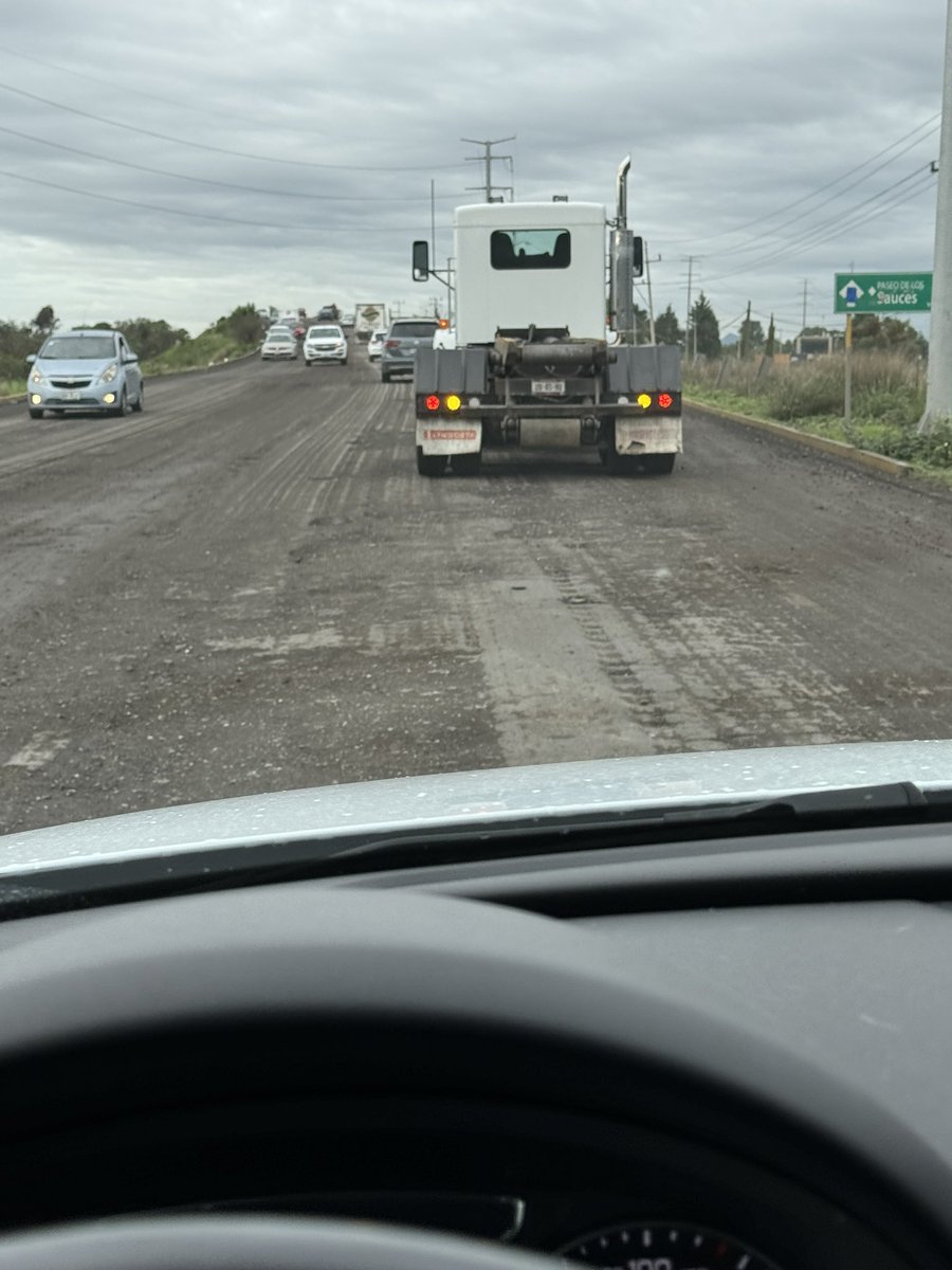 Hisoyivan's tweet photo. @Huejotzingogob @Gob_Puebla @Segob_Puebla la carretera del aeropuerto de puebla está en deplorables condiciones, todos los días hay autos accidentados por los cráteres que hay en el camino, urge tomen acciones para solucionarlo!
@aztecapuebla @TelevisaPuebla https://t.co/Fnx3LxIW8b