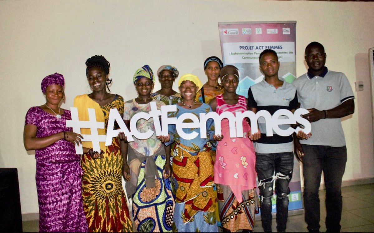 amazoonduweb's tweet photo. 𝐃𝐢𝐱 (𝟏𝟎) représentantes de groupements féminins de 𝐃𝐢𝐱 (𝟏𝟎) villages du département de Kong dans la région du Tchologo ont découvert ce mardi 09 juillet 2024, les fonctionnalités de 𝐖𝐡𝐚𝐭𝐬𝐀𝐩𝐩 𝐁𝐮𝐬𝐢𝐧𝐞𝐬𝐬 dans le cadre du projet #ActFemmes @DevCanada https://t.co/DOmhOYvDsq
