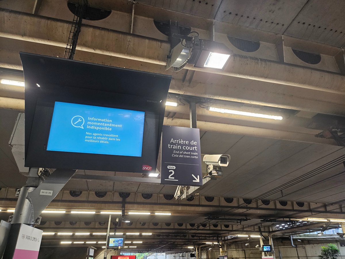 Leluchu's tweet photo. @RERC_SNCF Bonsoir,
Cela doit faire environ trois semaines que cet écran est momentanément indisponible à pont du garigliano. 
Sans compter celui à l'entrée qui affichait les trains avant et maintenant juste un foutu qrcode. Si vous pouviez prévenir la maintenance... https://t.co/vSoedTjmlo