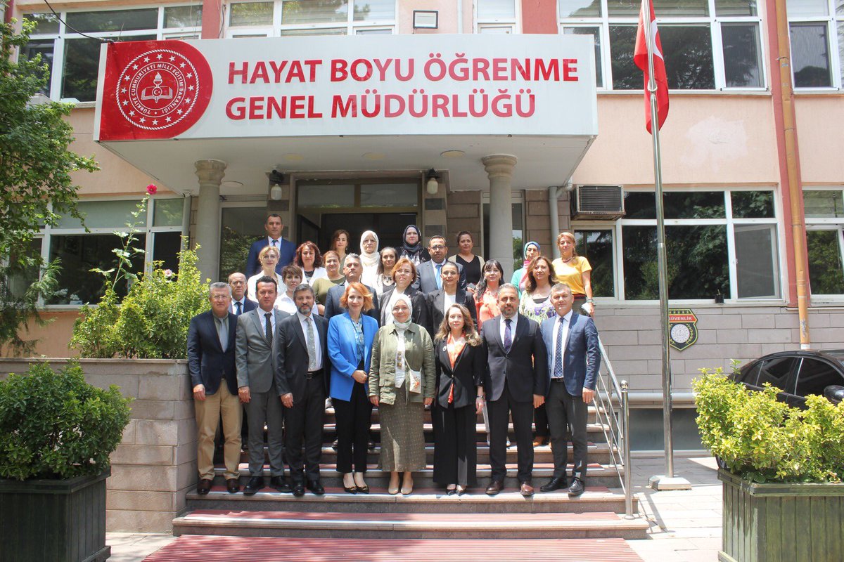 mebhbogm's tweet photo. Bakan Yardımcımız @CelileErenOKTEN ve Genel Müdürümüz @cengizmete Olgunlaşma Enstitülerimizin çalışma alanlarında bulunan iki yıllık eğitim programları ile uygulanan kurs programlarının incelenmesi ve değerlendirilmesi amacıyla Genel Müdürlüğümüzde düzenlenen “Kurs Programları İnceleme ve Değerlendirme Toplantısı”na katıldı. 
Bakan Yardımcımız; Olgunlaşma Enstitülerinin gelişme hızından memnun olduğunu, bu kurumların istihdama önemli bir katkı sağladığını, geleneksel sanatlarımızı güçlendirerek unutulmaya yüz tutan sanatların yaşatılmasında ve kültürel mirasımızın gelecek nesillere aktarılmasında etkili olduğunu, ulusal ve uluslararası alanda ülkemizi tanıtmaya yardımcı olduğunu ifade etti. Olgunlaşma Enstitülerinde uygulanan programların niteliğini artırmak için eğitim sürecinde kullanılan mevcut programların güncel tutulmasının önemini belirterek, bu alandaki çalışmalara hız verilmesi gerektiğinin altını çizdi.

📍Ankara

#HayatBoyuYanınızdayız

@tcmeb 
@Yusuf__Tekin
