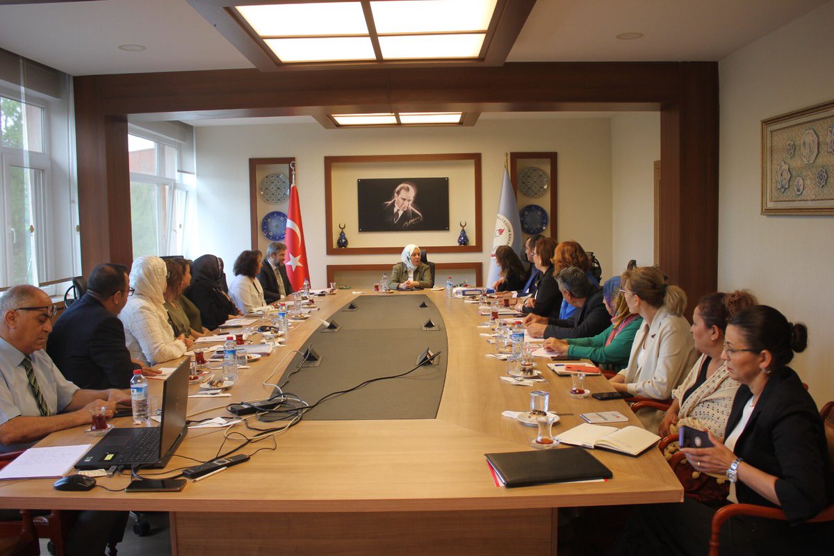 mebhbogm's tweet photo. Bakan Yardımcımız @CelileErenOKTEN ve Genel Müdürümüz @cengizmete Olgunlaşma Enstitülerimizin çalışma alanlarında bulunan iki yıllık eğitim programları ile uygulanan kurs programlarının incelenmesi ve değerlendirilmesi amacıyla Genel Müdürlüğümüzde düzenlenen “Kurs Programları İnceleme ve Değerlendirme Toplantısı”na katıldı. 
Bakan Yardımcımız; Olgunlaşma Enstitülerinin gelişme hızından memnun olduğunu, bu kurumların istihdama önemli bir katkı sağladığını, geleneksel sanatlarımızı güçlendirerek unutulmaya yüz tutan sanatların yaşatılmasında ve kültürel mirasımızın gelecek nesillere aktarılmasında etkili olduğunu, ulusal ve uluslararası alanda ülkemizi tanıtmaya yardımcı olduğunu ifade etti. Olgunlaşma Enstitülerinde uygulanan programların niteliğini artırmak için eğitim sürecinde kullanılan mevcut programların güncel tutulmasının önemini belirterek, bu alandaki çalışmalara hız verilmesi gerektiğinin altını çizdi.

📍Ankara

#HayatBoyuYanınızdayız

@tcmeb 
@Yusuf__Tekin