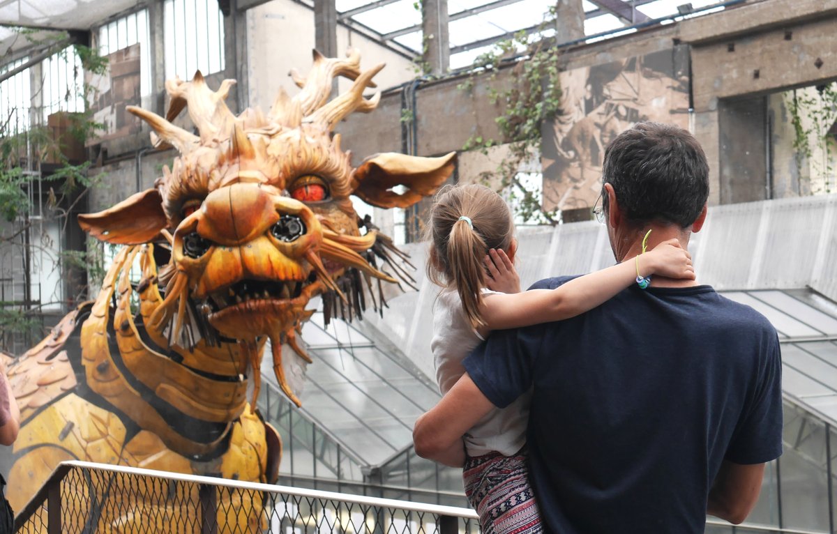 Long Ma s'est endormie ce soir après une belle journée à la découverte du Parc des Chantiers sur l'Ile de Nantes. Partez à sa rencontre demain entre 12 h et 18 h .

&gt;  Jusqu'au 21 juillet  - Nantes

#Nantes #compagnielamachine #LongMa #culture #streetart #artsderue