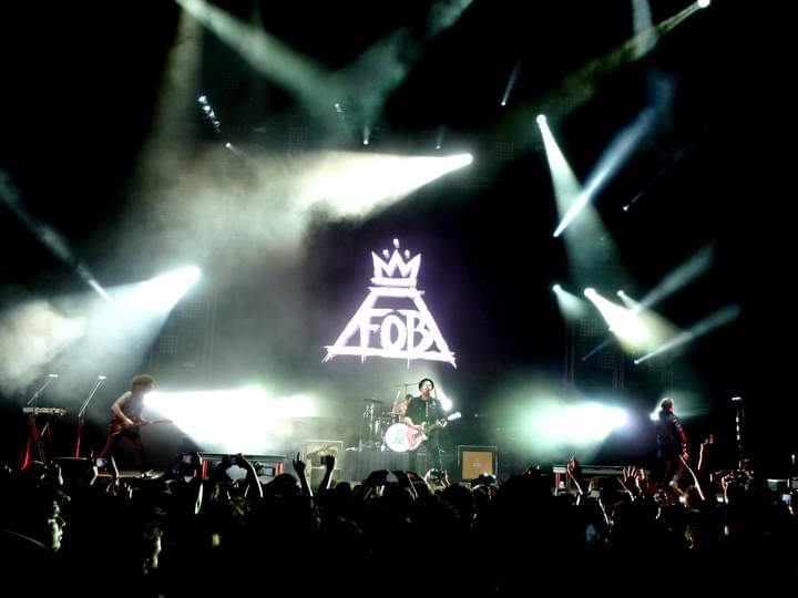 falloutboymex's tweet photo. Hoy hace un mes que Fall Out Boy anunció su regreso a México. 🇲🇽 Y como aún no podemos con la emoción, recordamos su última visita a nuestro país hace 10 años con estas fotos. ✨

#falloutboy #falloutboymexico https://t.co/hj0QZg0s8l