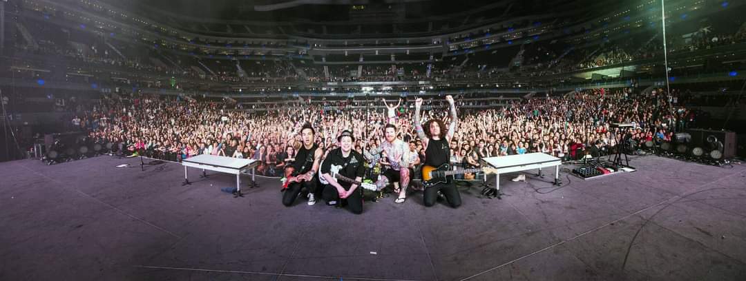 falloutboymex's tweet photo. Hoy hace un mes que Fall Out Boy anunció su regreso a México. 🇲🇽 Y como aún no podemos con la emoción, recordamos su última visita a nuestro país hace 10 años con estas fotos. ✨

#falloutboy #falloutboymexico https://t.co/hj0QZg0s8l