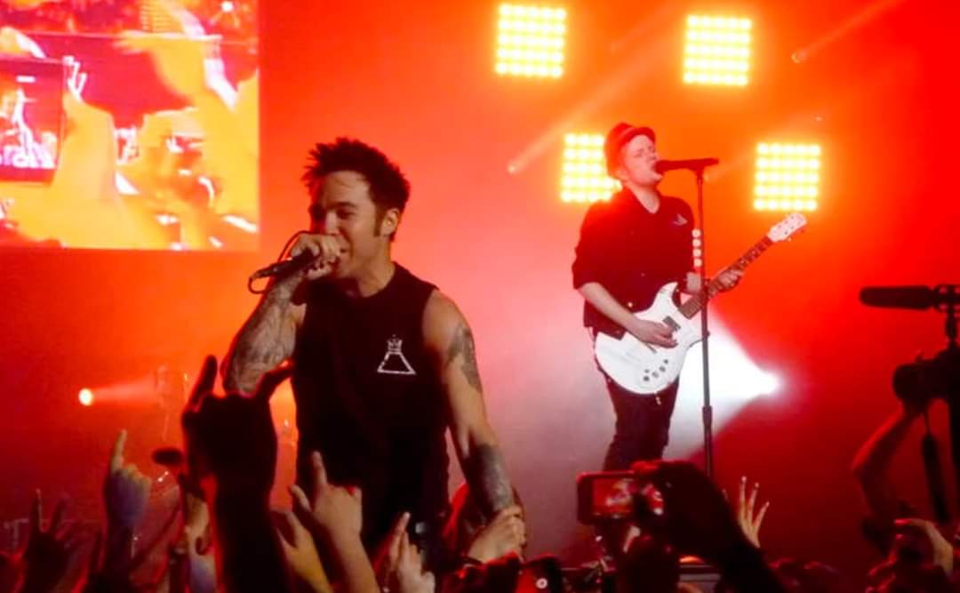 falloutboymex's tweet photo. Hoy hace un mes que Fall Out Boy anunció su regreso a México. 🇲🇽 Y como aún no podemos con la emoción, recordamos su última visita a nuestro país hace 10 años con estas fotos. ✨

#falloutboy #falloutboymexico https://t.co/hj0QZg0s8l
