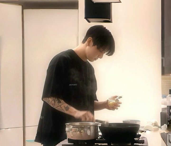 impactjeons's tweet photo. Jungkook being the king of boyfriend material ★ 
-a thread 🧵 https://t.co/leAO3VAg6g
