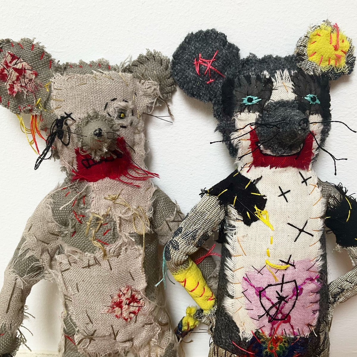 bunnvamp's tweet photo. Meeces. One scabby, one fancy. As yet untitled.
.
#mouse #meeces #newthings #textileart #ccmakers #softsculpture https://t.co/64MKiYtwTj