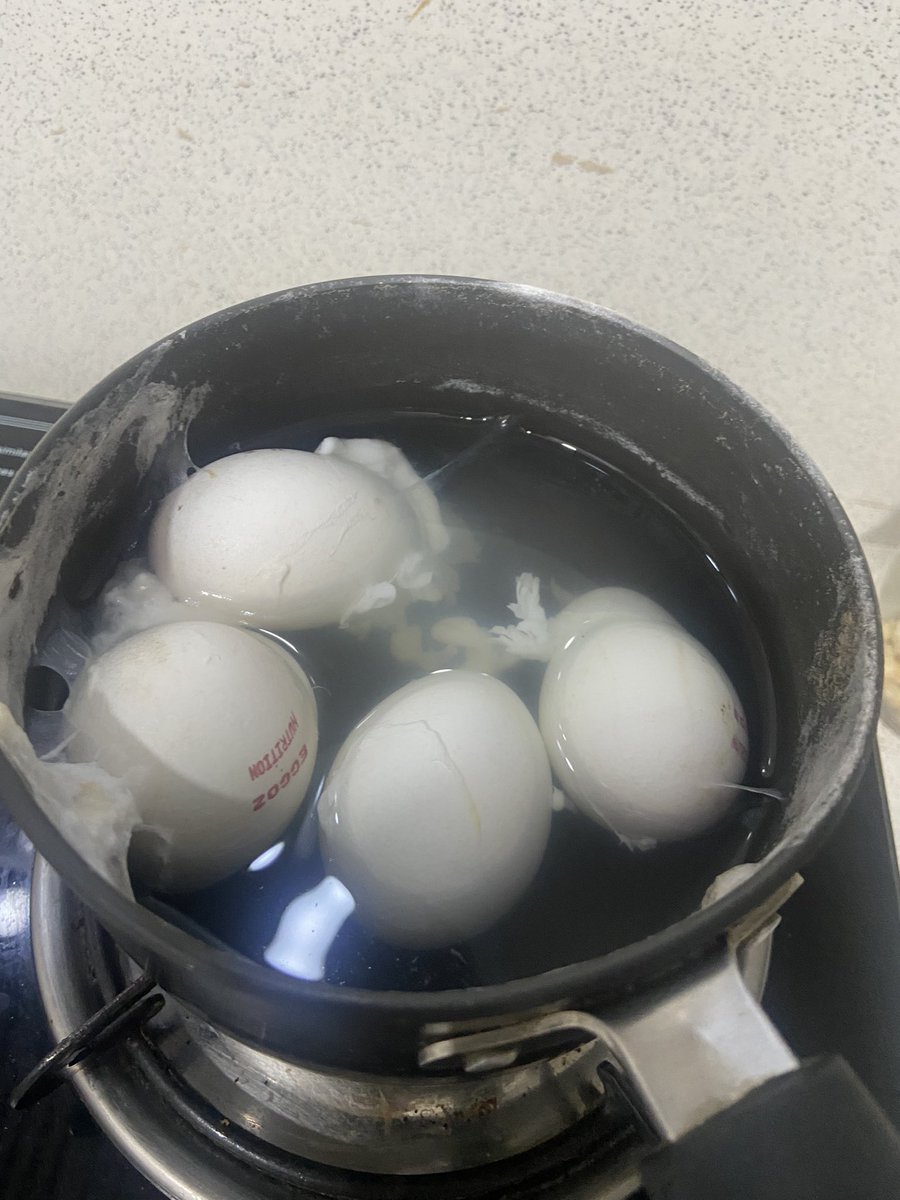 sandra_aro's tweet photo. Rotten eggs for the 3rd time I got delivered..this is not at all about money but ones individual health..selling fake items..like seriously public don’t care abt the money but quality @letsblinkit @eggo @eggoz @ZeptoNow @amazonIN @jagograhakjago @OrganicConsumer @PIBConsumerFood https://t.co/iT9NsCIKDg