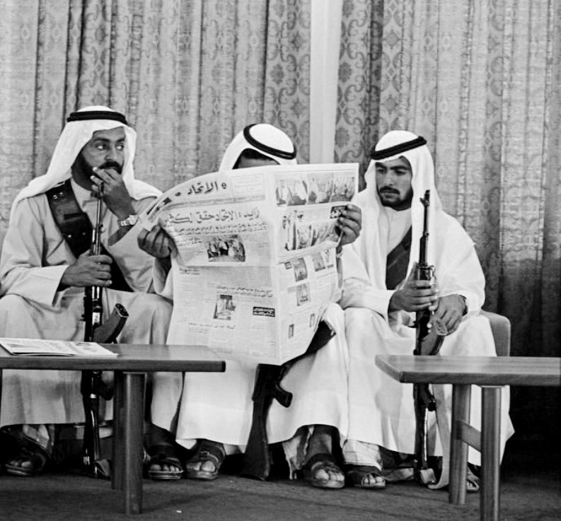 Qhta10ni's tweet photo. ما عاد أميز بين صادق وكذاب
مادام صار الكذب فن وشطاره

أدقق النظرات بوجيه الأصحاب
خايف تكــون وجوههم مستعاره https://t.co/82A6XasXNm