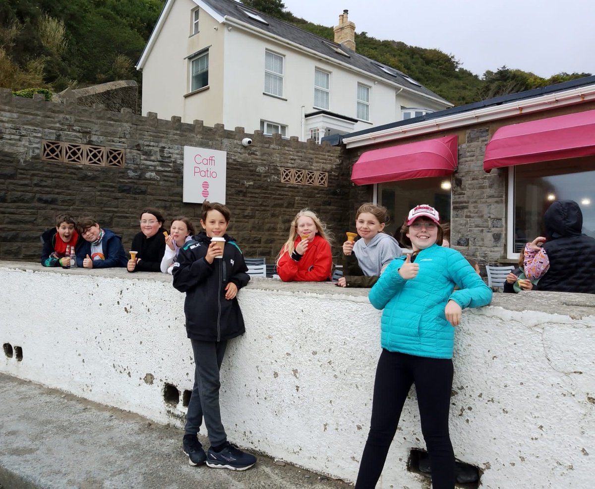 Y glaw wedi peidio i 7T fwynhau hufen iâ!
7T enjoying their ice cream!
#pontiobt #llangrannog2024