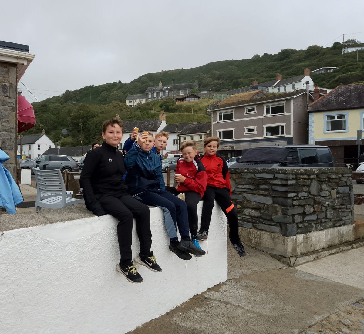 PontioBT's tweet photo. Y glaw wedi peidio i 7T fwynhau hufen iâ!
7T enjoying their ice cream!
#pontiobt #llangrannog2024 https://t.co/GlHhnDVteA