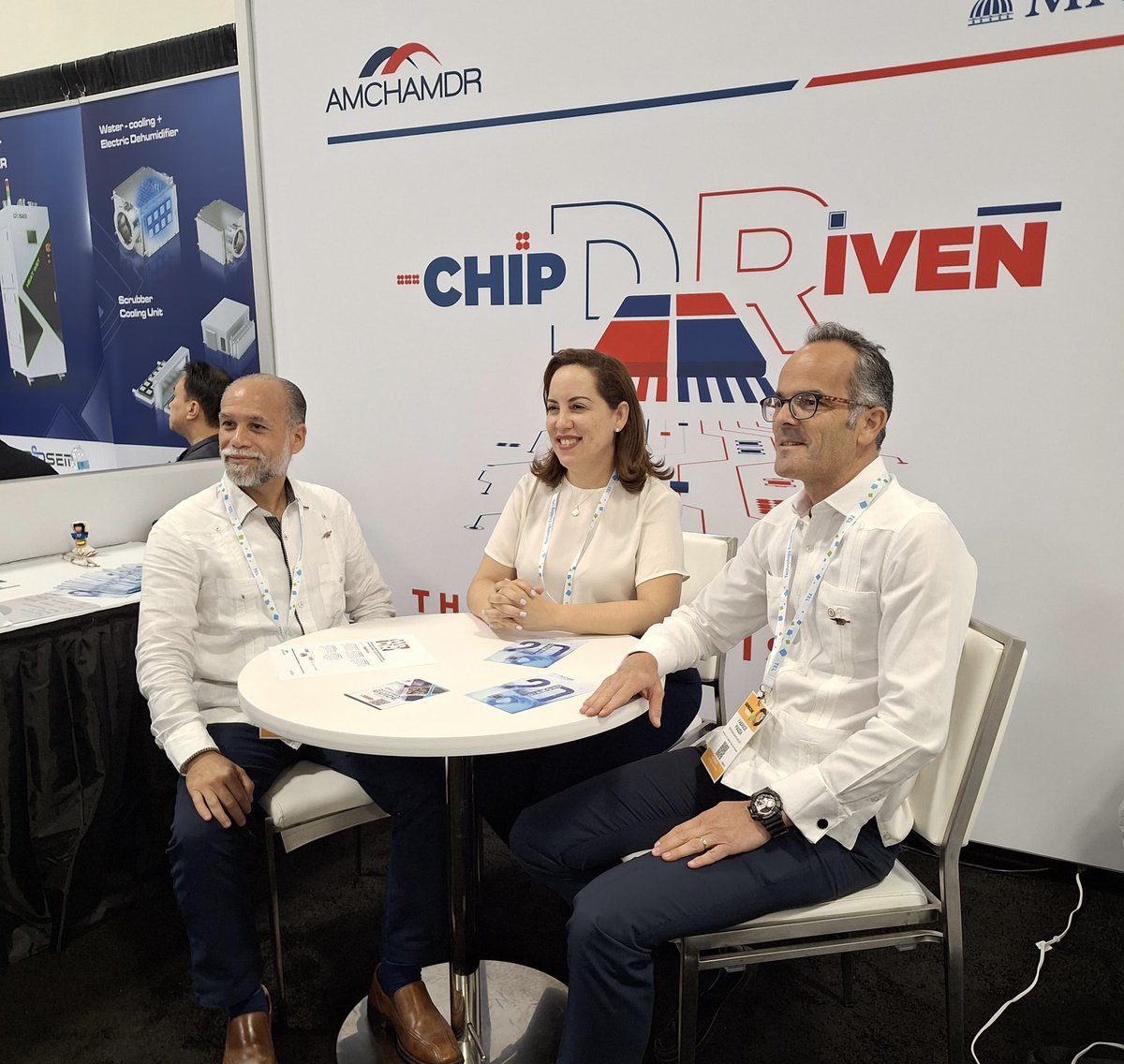 PUCMM's tweet photo. ¡Estamos en la feria 𝙎𝙚𝙢𝙞𝙘𝙤𝙣 𝙒𝙚𝙨𝙩 2024! 

Nuestros investigadores presentan el diamante 2D, un nanomaterial de carbono único en el mundo y creado en PUCMM, con potencial para mejorar la eficiencia de los microchips. #OrgulloPUCMM

🌐conoce más https://t.co/35C2X6YAFH https://t.co/Rj514y4SOg