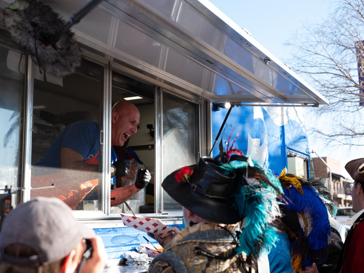 FoodNetwork's tweet photo. This week, @tylerflorence is sending a storm of hungry foodie pirates to judge the plates from the remaining food trucks! The teams will need all hands on deck to win the challenge and the game-changing reward! 💰

All-New #GreatFoodTruckRace > Sunday @ 8|7c https://t.co/66sSO0HM9p